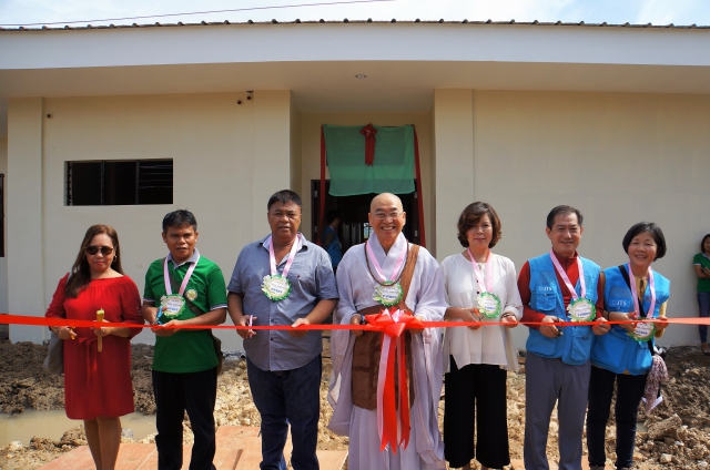 Sunim cuts the tape together with the school principal, Mayor of Damulog and the JTS staff