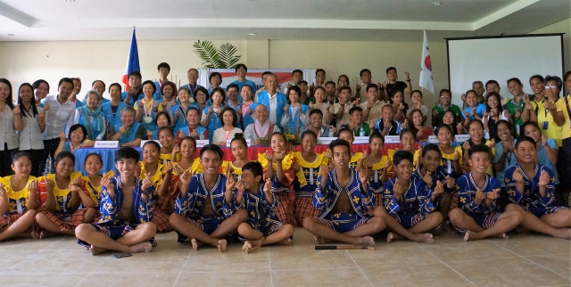 Sunim, JTS staff, students, parents, and teachers all took a photo together.