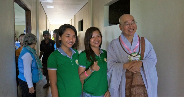Sunim takes a picture together with students