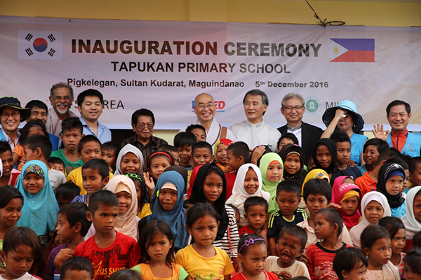 Sunim takes a group photo with students, parents, and local leaders