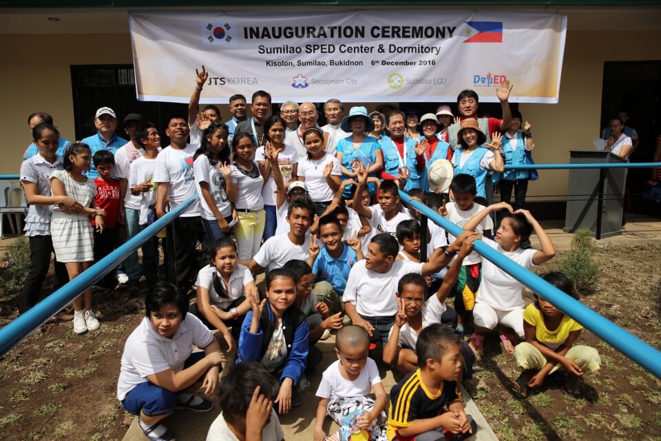 Sunim takes a group photo with students, parents, and local leaders