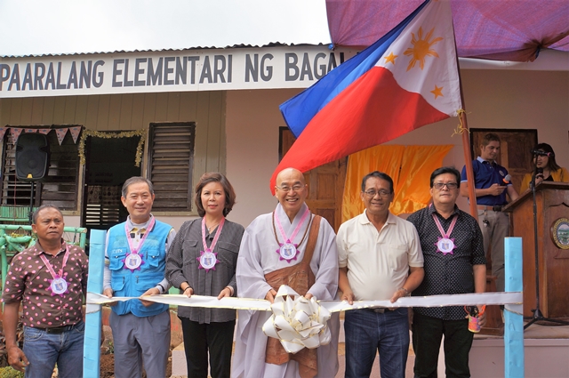 Sunim cuts the ribbon together with the principal, former governor of the county, and JTS staff