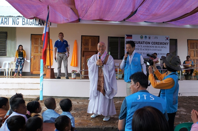 Sunim gives a congratulatory speech