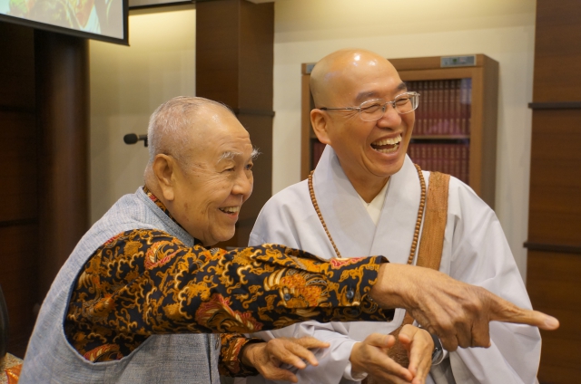 Sunim greeted by a member of Hongshi Buddhist College