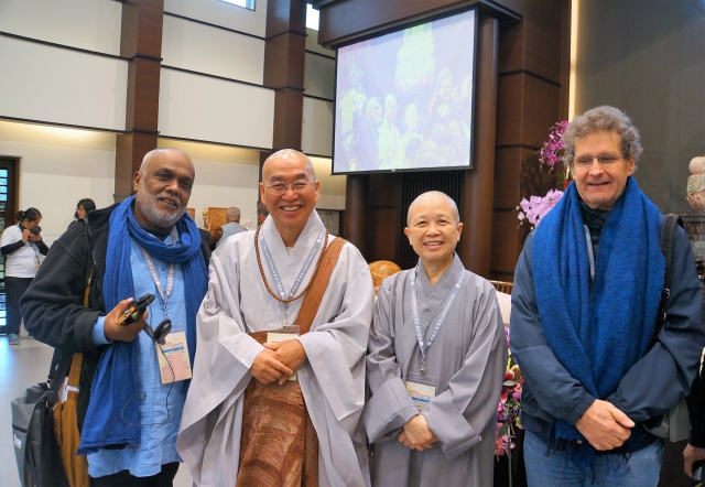Sunim greeted by INEB monks and memebers of Hongshi Buddhist College