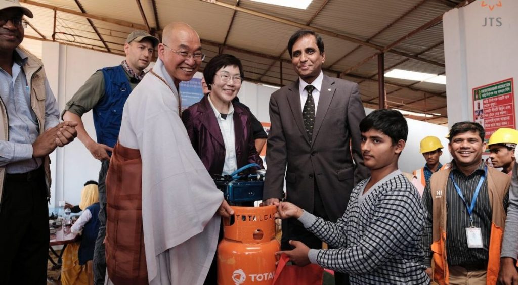 Venerable Pomnyun hands the gas stove