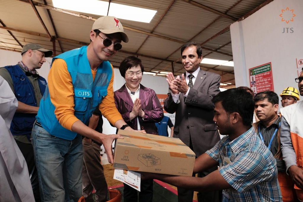 Jo In-sung hands the gas stove