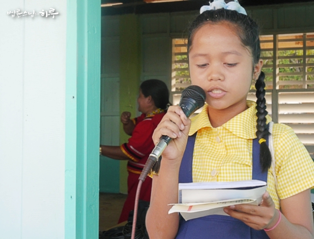 A student giving an opening speech