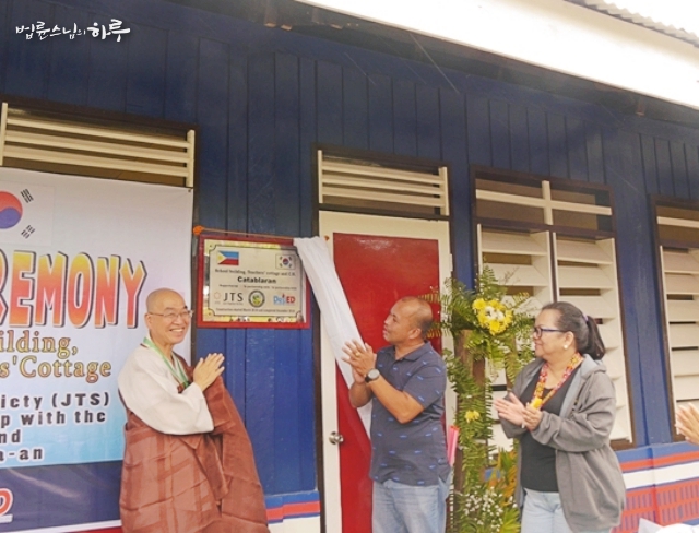 Pomnyun Sunim at the school entrance