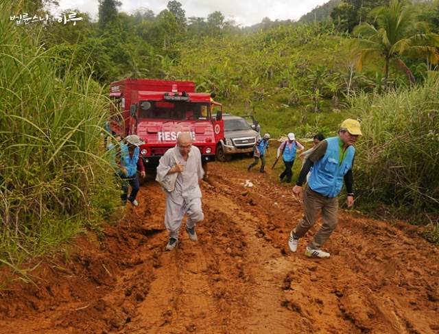 Walking on foot to the second destination