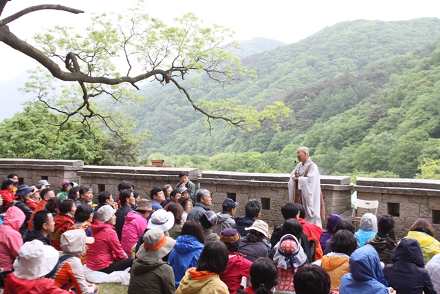 Pomnyun Sunim meeting with Unification Committee members