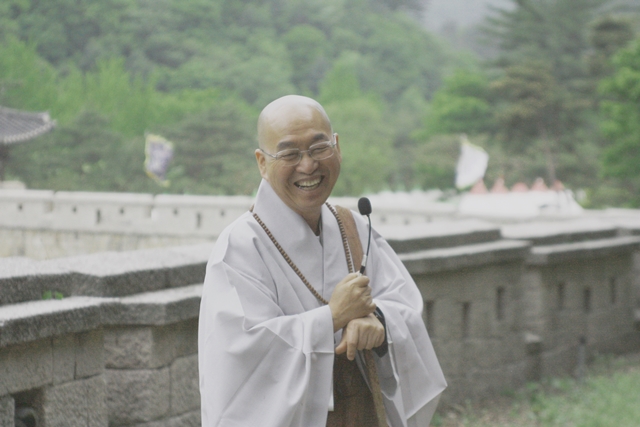 Pomnyun Sunim explaning about the Mungyeong Saejae Pass