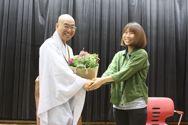 Gift of flower basket by the Unification Committee members
