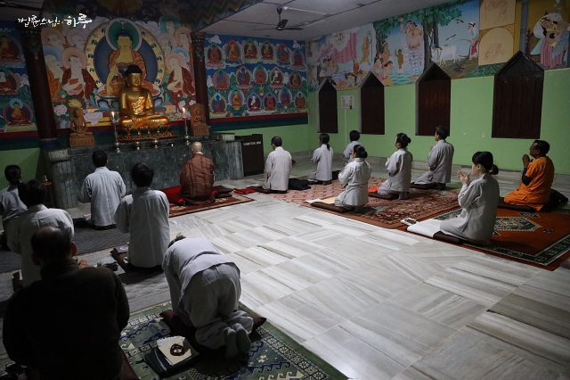 Ven. Pomnyun Sunim starting his morning with prayers