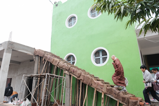Ven. Pomnyun Sunim observing the new construction site