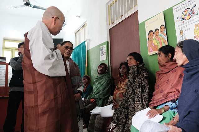 Ven. Pomnyun Sunim at the Jivaka Hospital
