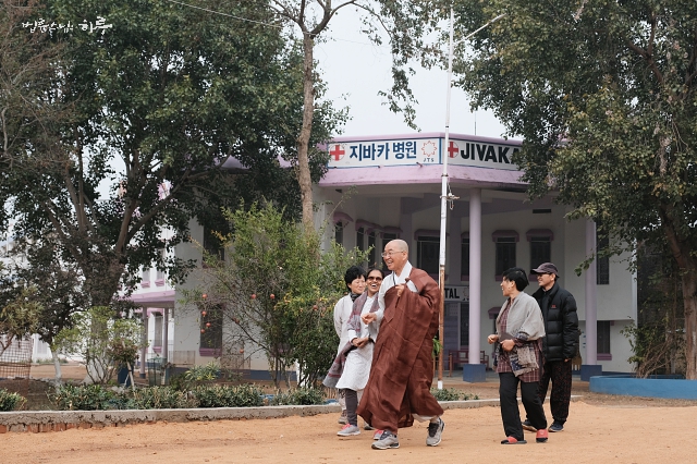 Ven. Pomnyun Sunim on his way to Sujata Academy