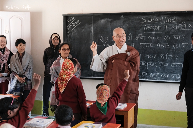 Ven. Pomnyun Sunim testing the students