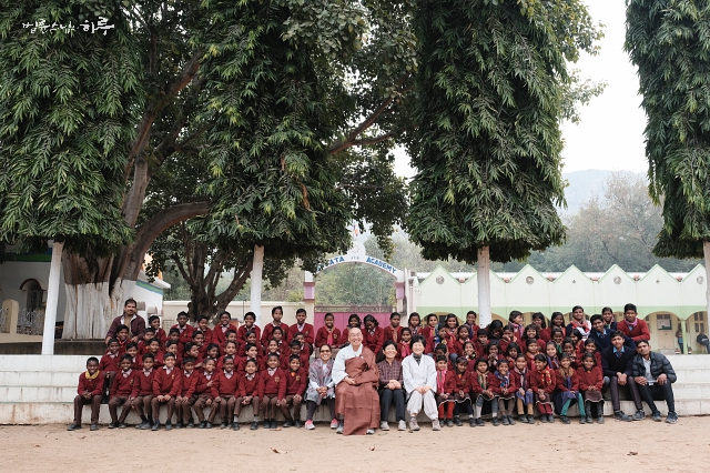 Ven. Pomnyun Sunim and the students taking a group picture
