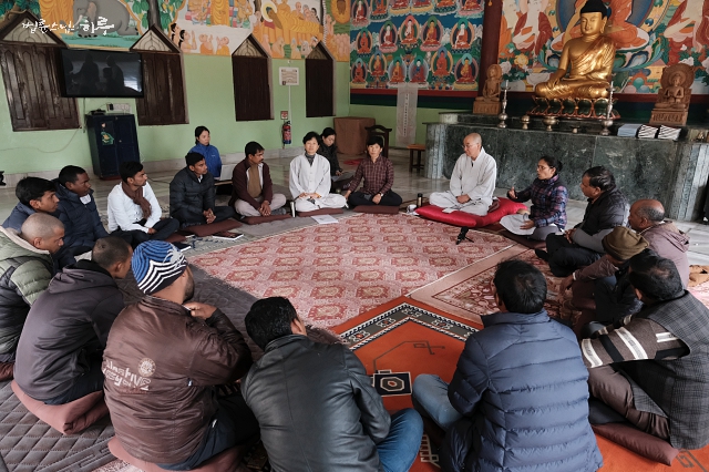 Ven. Pomnyun Sunim having a Dharma Q&A session