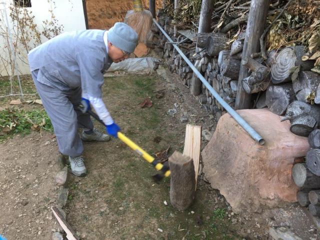 Sunim chopping the fire woods