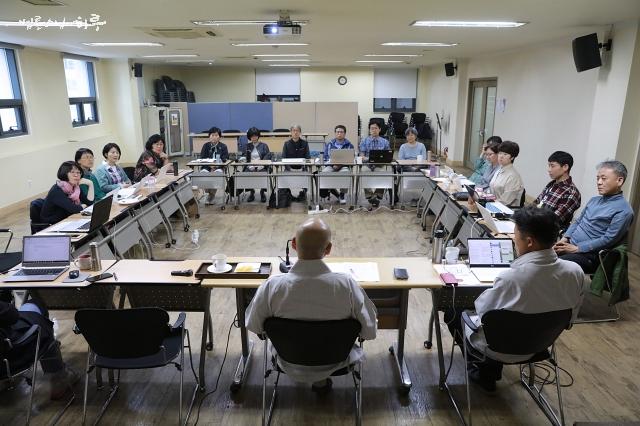 Sunim having a group discussion with Jungto Society Planning Committee